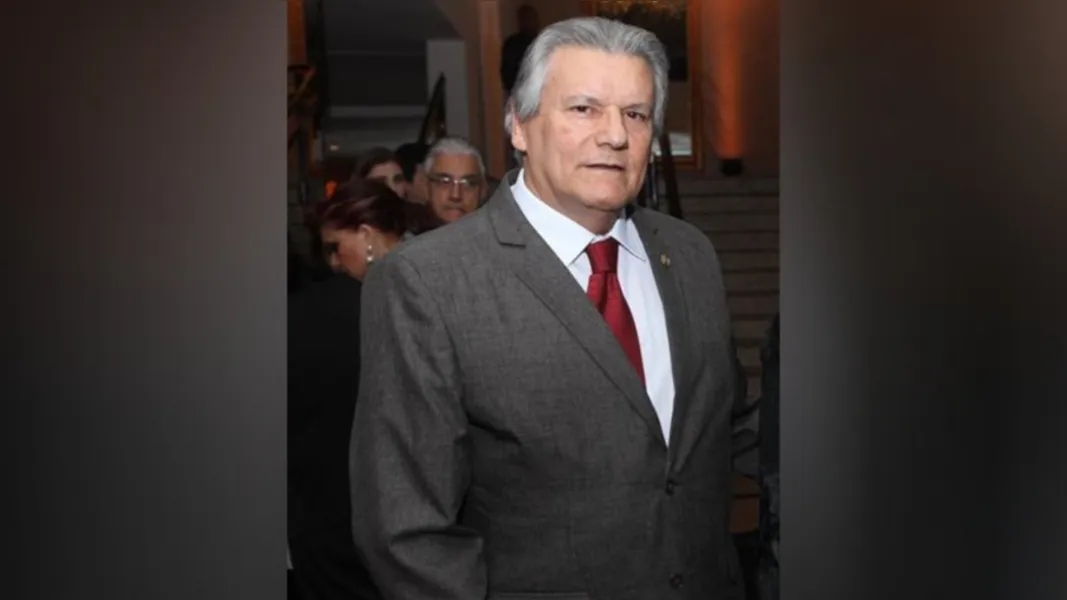 BRINDE A VIDA - O farmacêutico bioquímico e diretor técnico do laboratório Unimed, Ivan Rocha na intimidade familiar receberá as felicitações pela troca de idade nesta terça-feira (25). Da coluna RC os votos de alegrias e saúde