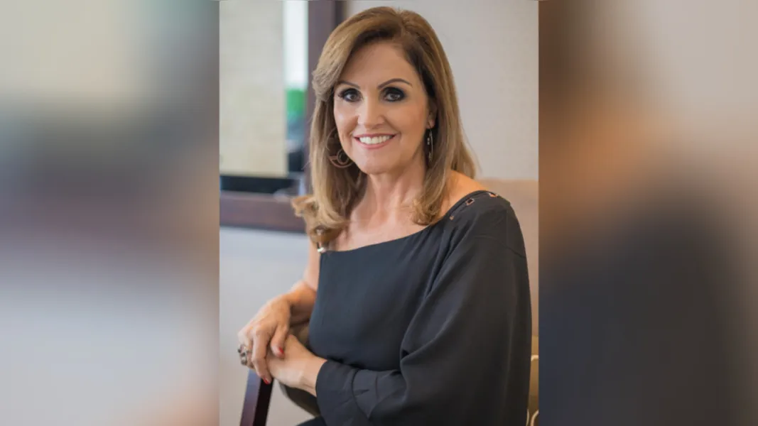 DESTAQUE - A competente cake designer Elaine Bueno vem se destacando em meio à pandemia com seus deliciosos bolos no pote. Elaine foi pioneira em nossa cidade a trazer essa comodidade para seus clientes, oferecendo diversos sabores e com a qualidade da grife Elaine Bueno.