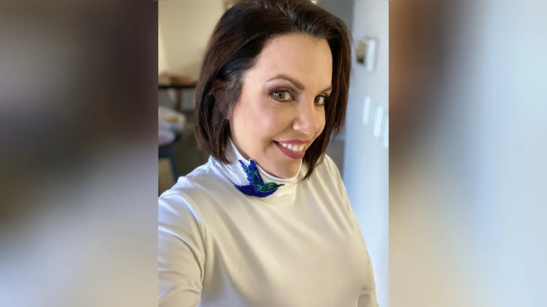 SINTONIA – Nadja Marques usando a camiseta do projeto Sintonia que irá reverter a renda para a casa de sopa São Marcos. As camisetas que levam o beija-flor como símbolo tem a assinatura da grife Martina’s