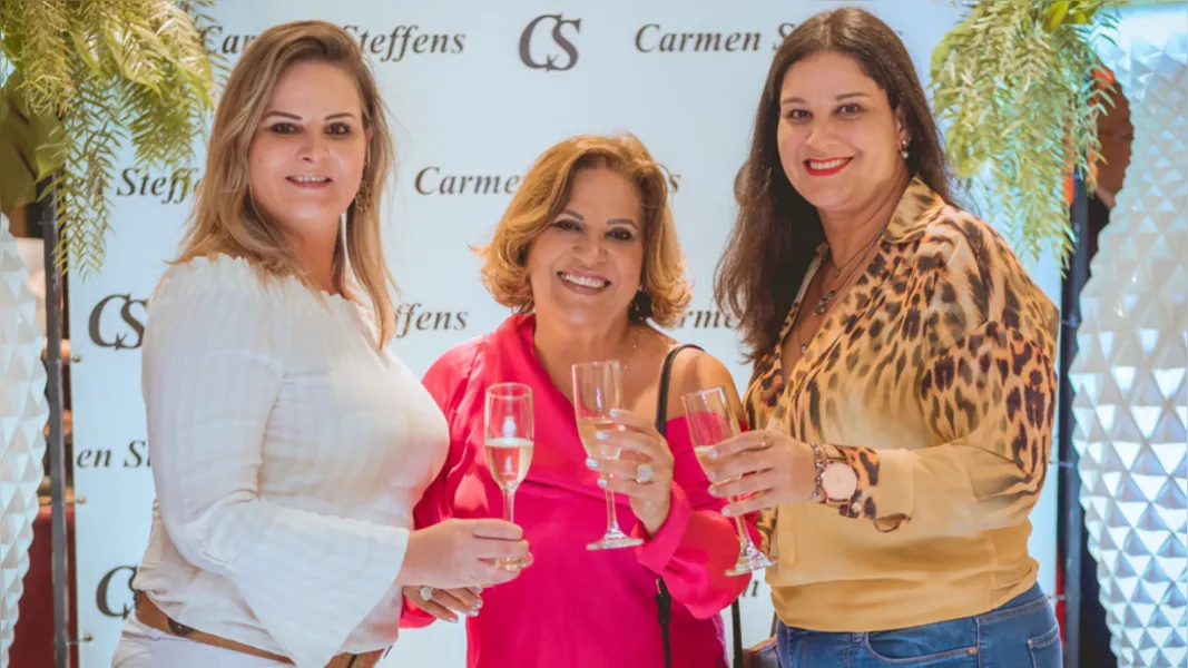 BDAY - Michelly Barszcz reserva a terça-feira (1), para receber as felicitações pela troca de idade. No registro, Michelly com sua mãe Ângela e sua irmã Gisselly. Da coluna RC os votos de prosperidade e alegrias