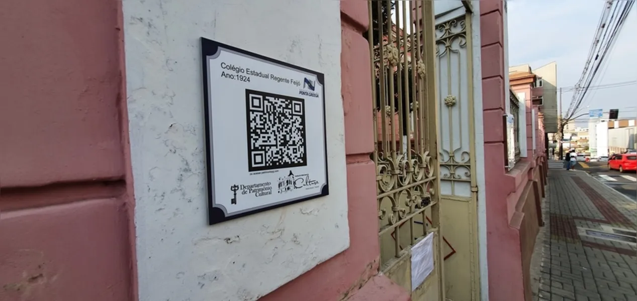 Mais de 250 placas de QR CODE estão sendo instaladas por toda Ponta Grossa, criando links para o Sistema de Informações do Patrimônio Cultural