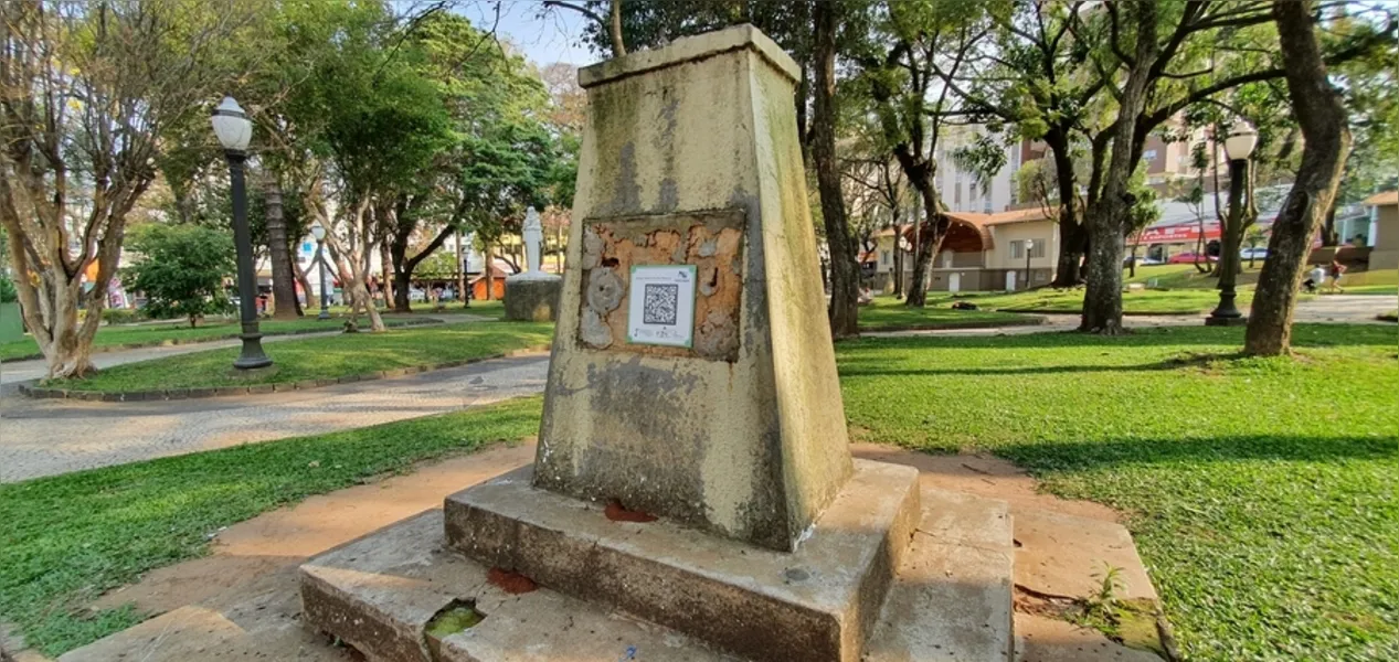 Mais de 250 placas de QR CODE estão sendo instaladas por toda Ponta Grossa, criando links para o Sistema de Informações do Patrimônio Cultural
