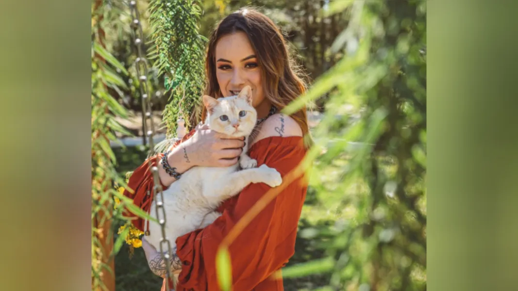 Gyordana Gorte Galvão e seu gato Frederico