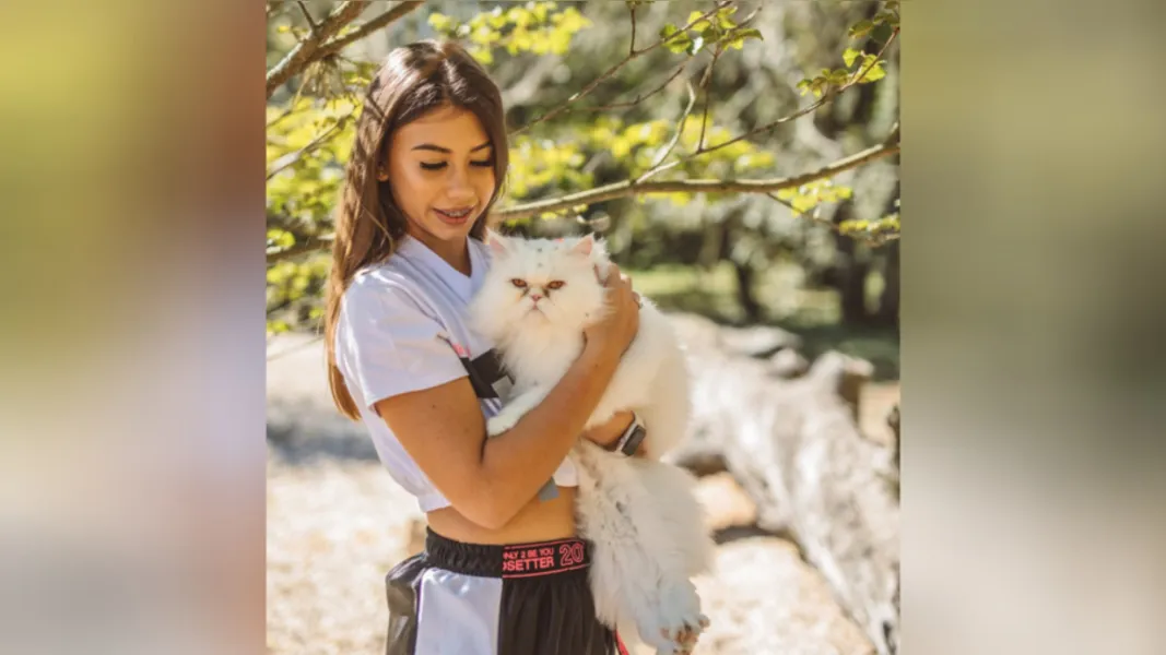Rafaela Techy e sua gatinha Pérola
