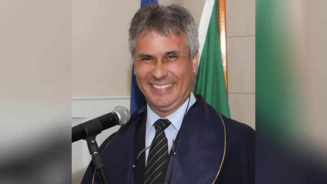 FELICITAÇÕES - Luiz Fernando Cheres reservou o último domingo (13), para receber as felicitações pela passagem de seu aniversário. Luiz Fernando é graduado em Letras e Direito pela Universidade Estadual de Ponta Grossa, e é conceituado escritor de nossa cidade, elevando a literatura dos Campos Gerais. Da coluna RC os votos de sucesso e alegrias