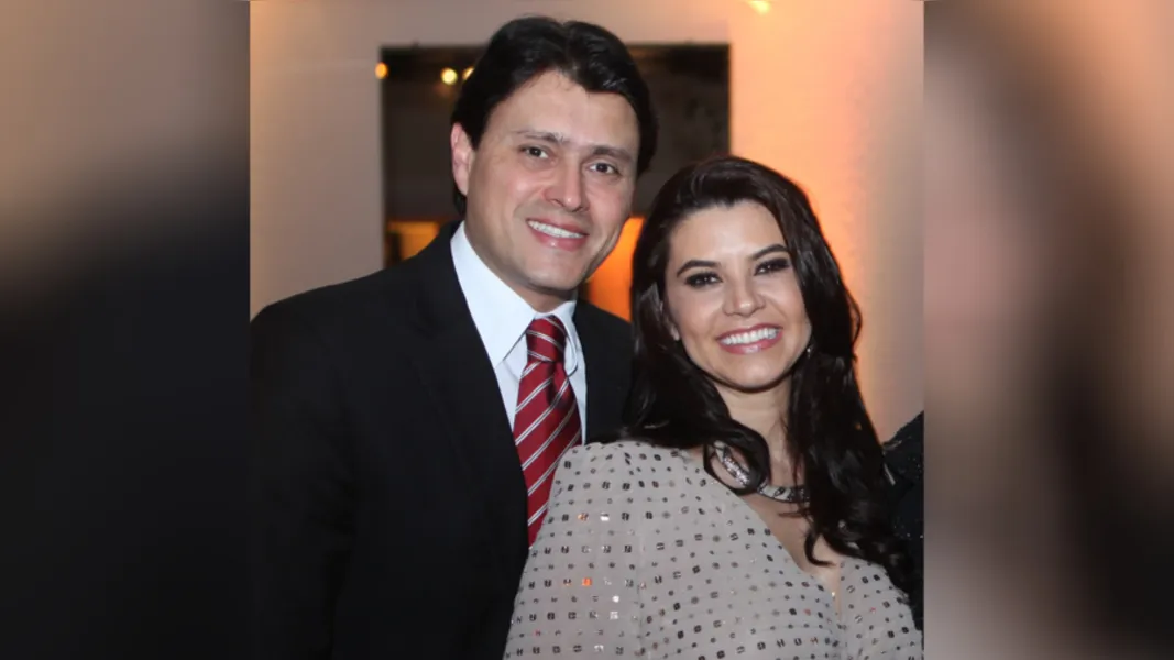 FELICITAÇÕES - O médico oftalmologista Leonardo Saliba Ferreira da Cunha receberá as felicitações pela passagem de seu aniversário nesta sexta-feira (18). No registro especial, Leonardo e sua esposa Priscila Oliveira Cunha. Da coluna RC os votos de alegrias e sucesso