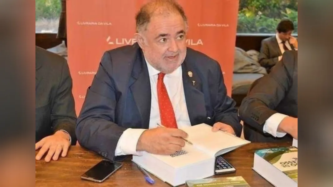 CELEBRAÇÃO - O desembargador e fundador do Centro de Ensino Superior dos Campos Gerais (Cescage), José Sebastião Fagundes Cunha celebra neste sábado (19), a passagem de seu aniversário. Da coluna RC os votos de prosperidade e alegrias