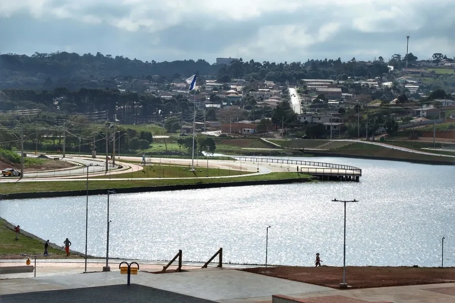 Não apenas o asfalto, calçadas, espaços para jardins e as rampas de acessibilidade na frente de casa. Os projetos de urbanização levam à população muito mais do que obras. 