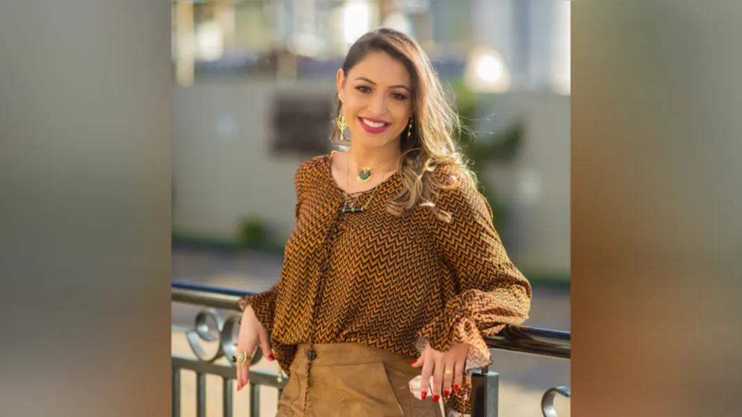 FELICITAÇÕES - A competente profissional da odontologia Danielle Andrade Hasselmann será muito cumprimentada pela passagem de seu aniversário nesta terça-feira (22). Da coluna RC os votos de realizações