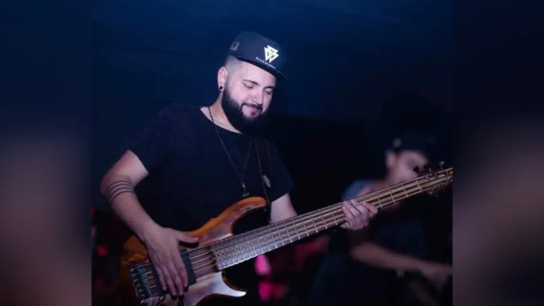 TROCA DE IDADE – O músico Thiago Colaça recebeu os cumprimentos pela passagem de seu aniversário na última segunda-feira (21). Da coluna RC os votos de alegrias e sucesso