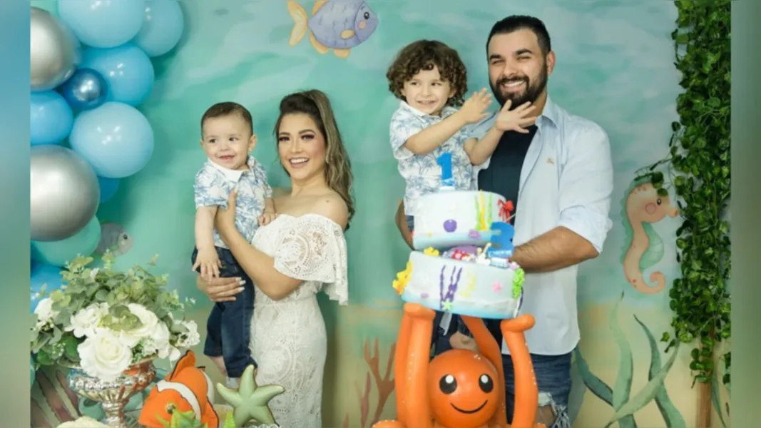 BDAY - A competente profissional da fotografia Estefane Bonin Maciel será muito cumprimentada pela passagem de seu aniversário nesta quinta-feira (24). No registro, Estefane com seu marido Ismael e seus filhos Otavio e Eduardo. Da coluna RC os votos de alegrias e sucesso