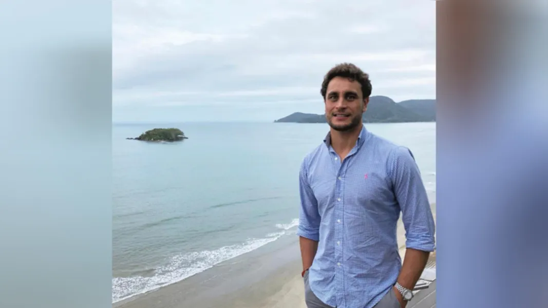 NOVO CICLO – O design de interiores Symon Hilgemberg será muito cumprimentado pela passagem de seu aniversário, no próximo sábado (26). Symon, que assina um novo conceito de decoração com seus projetos arrojados e inovadores sempre com toque clássico. Da coluna RC o desejo de sucesso e felicidades