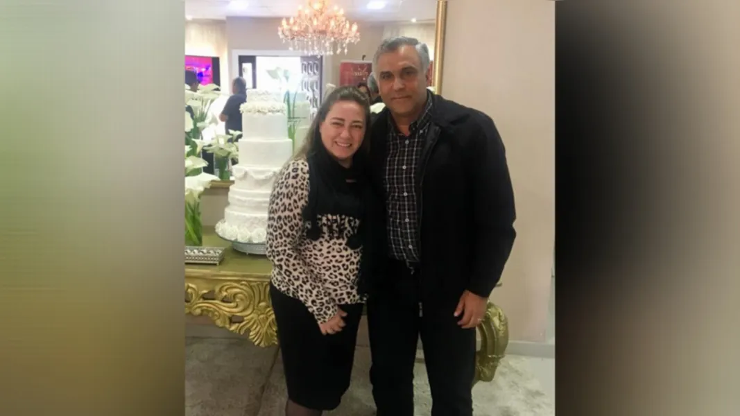 BODAS – O casal Edílson e Sonia Roth celebraram na última quarta-feira (23), seus 37 anos de casados, bodas de aventurina. A aventurina é uma pedra preciosa de beleza singular e também rara. Assim são os preciosos 37 anos de união. Da coluna RC os votos de muito amor e cumplicidades ao casal exemplar da nossa sociedade