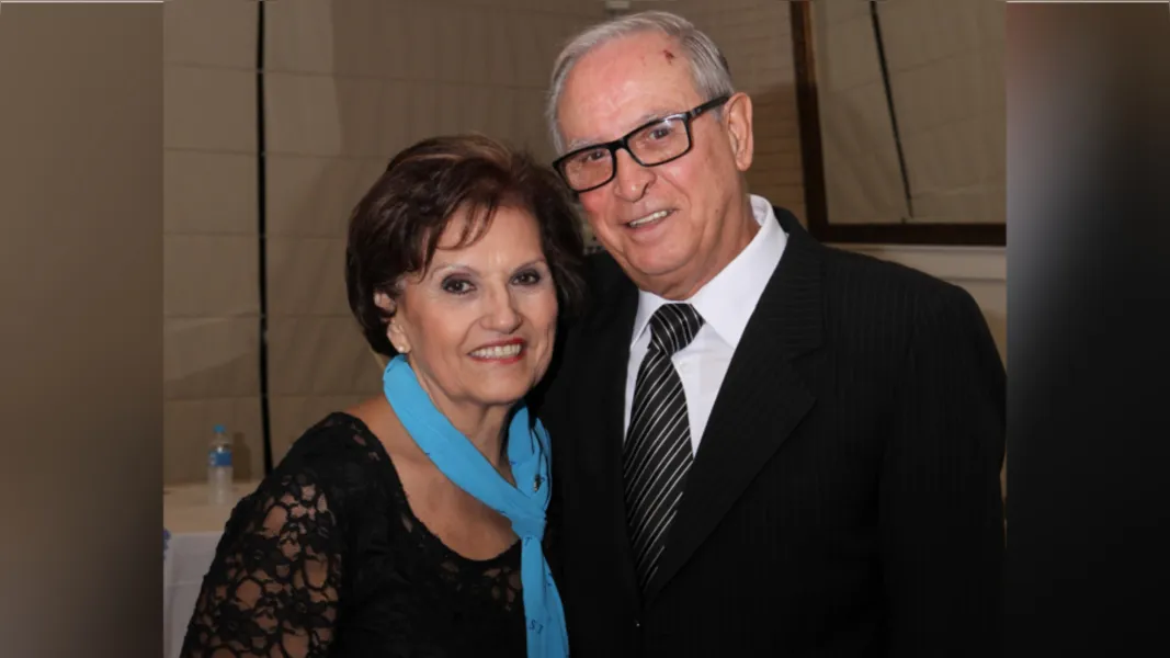 BRINDE A VIDA - Caetano dos Santos Marochi recebeu as felicitações pela troca de idade na última quinta-feira (24). No registro, Caetano e sua esposa Zélia Maria Lopes Marochi. Da coluna RC os votos de realização e felicidades