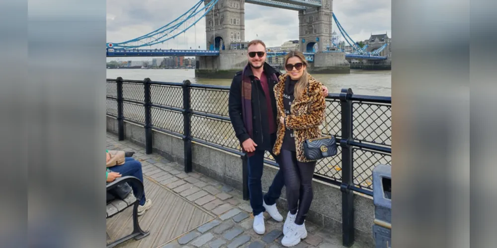 BRINDE A VIDA – O advogado Airton J. D. Coradassi Filho também receberá as felicitações pelo seu aniversário, neste sábado (18). No registro especial, Airton com sua esposa, Lais Coradassi. Da coluna RC os votos de plenas realizações