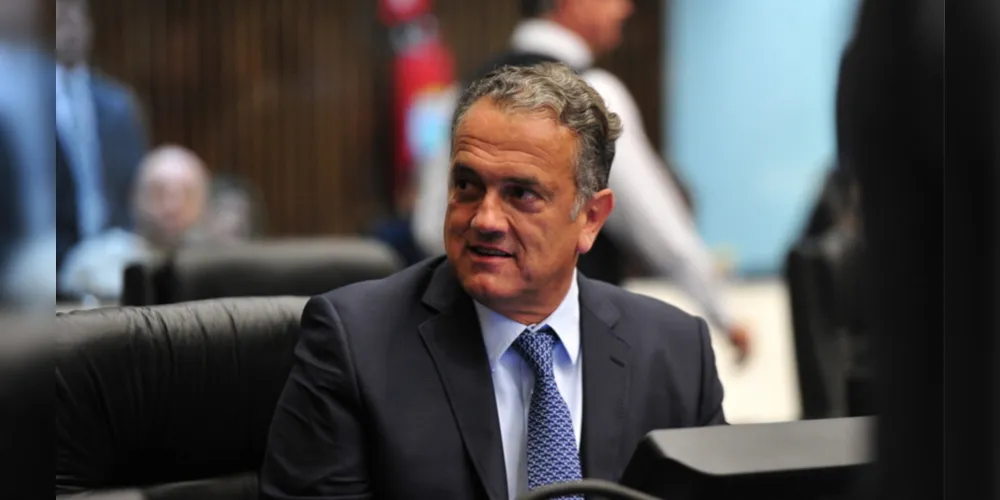 TROCA DE IDADE - O Deputado Estadual Plauto Miro Guimarães foi muito cumprimentado pela passagem de seu aniversário na última segunda-feira (20). Plauto que faz um belo trabalho no Legislativo Estadual, sempre pensando em melhorias e recursos para a região dos Campos Gerais, deixando assim seu nome marcado na história da nossa cidade. Da coluna RC os votos de sucesso e alegrias