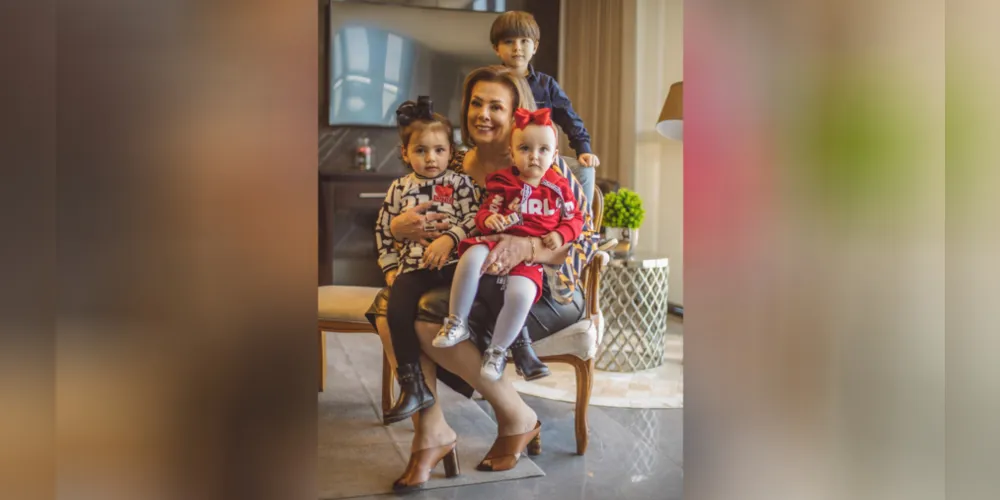 Vera Pasturczak Parucker e seus netos Maria Eduarda Cury da Silva, Vicente Marchesini Taques Parucker e Isabela Marchesini Taques Parucker