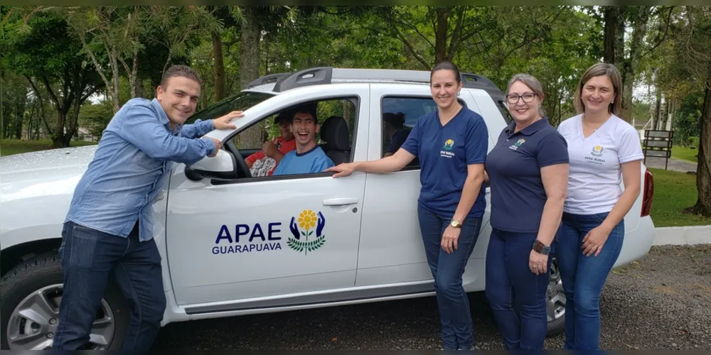 Entrega de veículo à APAE Rural em Guarapuava com recursos indicados pelo parlamentar. 