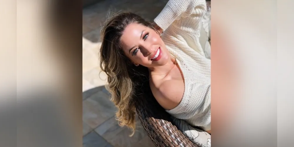 NIVER - A competente profissional da odontologia Bianca Oliveira, reserva a terça-feira (4), para receber os cumprimentos pela passagem de seu aniversário. Bianca que com muita dedicação e comprometimento tem se destacado em sua área de atuação, participando constantemente de atualizações e cursos, para sempre oferecer o melhor aos seus pacientes. Da coluna RC os votos de alegrias e sucesso