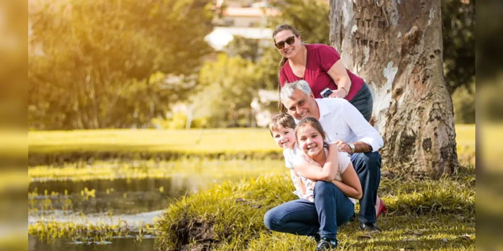 NOVO CICLO - Edilson Roth foi muito cumprimentado pela troca de idade no último domingo (9). No registro, Edílson com sua esposa Sônia Roth e seus netos Maria Luiza Roth e Pedro Roth Domann. Da coluna RC os votos de felicidades e realizações