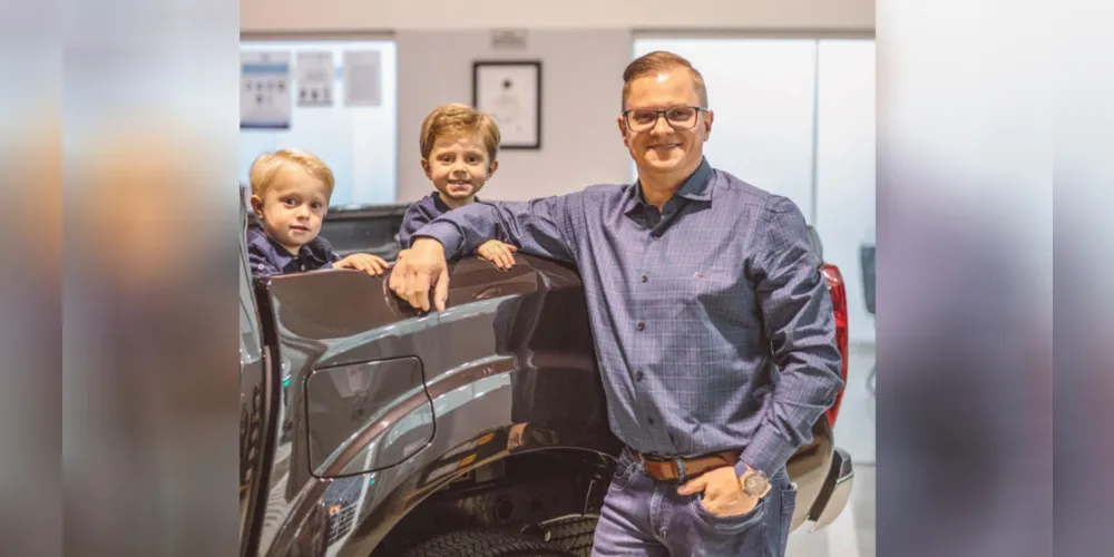 Gianmarco Penteado seus filhos Gael e Gustavo Penteado posam para foto nas instalações da Nissan Barigui Ponta Grossa