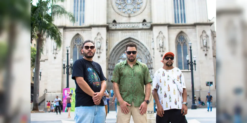 A música faz parte do álbum “Rimas Que Preciso Por Perto” que tem previsão de lançamento para outubro deste ano. 