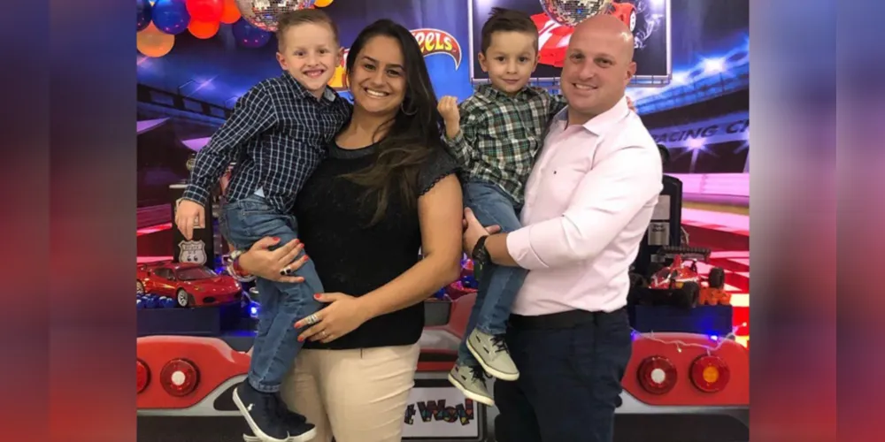 TROCA DE IDADE - Shellyn Hilgemberg Carmo será muito cumprimentada pela passagem do seu aniversário nesta terça-feira (25). No registro especial, Shellyn e seu marido Carlos Augusto, junto com seus filhos Frederico e Theodoro. Da coluna RC os votos de felicidades e sucesso!