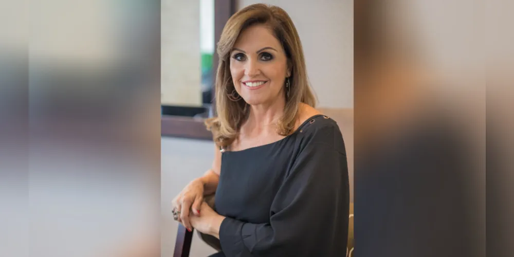DESTAQUE - A competente cake designer Elaine Bueno vem se destacando em meio à pandemia com seus deliciosos bolos no pote. Elaine foi pioneira em nossa cidade a trazer essa comodidade para seus clientes, oferecendo diversos sabores e com a qualidade da grife Elaine Bueno.