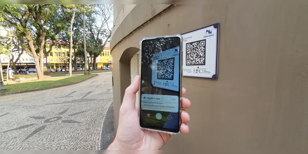 Mais de 250 placas de QR CODE estão sendo instaladas por toda Ponta Grossa, criando links para o Sistema de Informações do Patrimônio Cultural