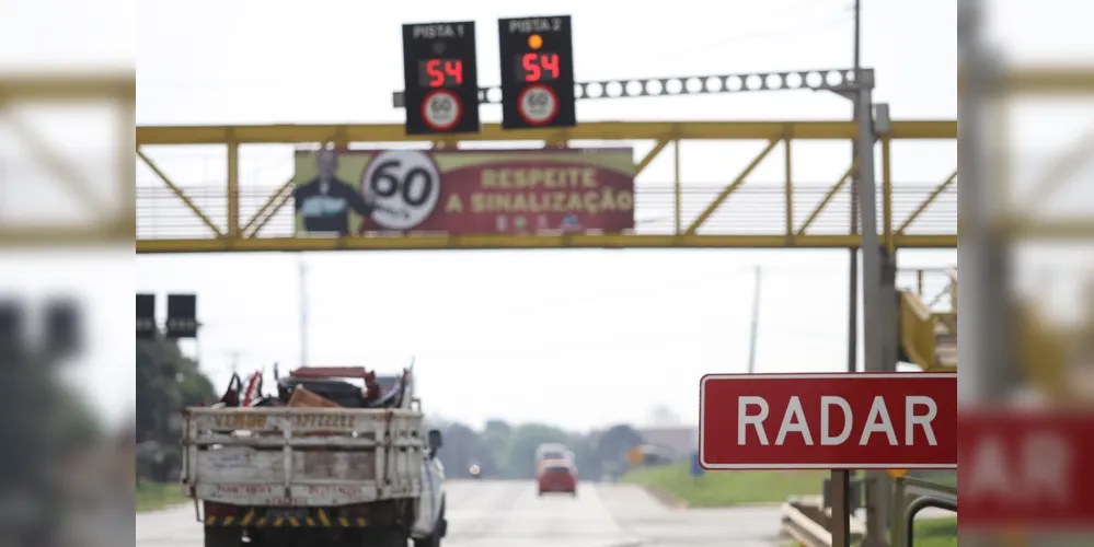 Também fica proibido instalar radares ocultos por placas, postes e árvores.