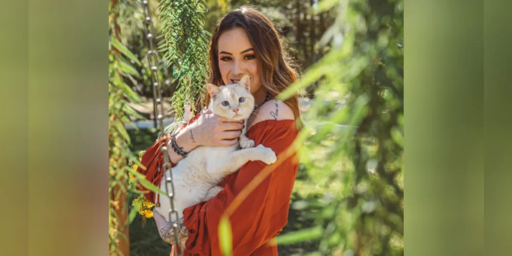 Gyordana Gorte Galvão e seu gato Frederico