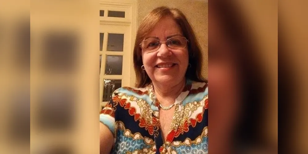 Sueli Fernandes é professora aposentada nascida em Ponta Grossa em 1947, e filha da escritora, trovadora e artista plástica Amalia Max.