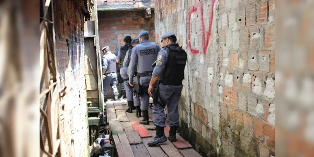 A ação visa o cumprimento de 28 mandados de busca e apreensão em endereços vinculados a um esquema de lavagem de dinheiro