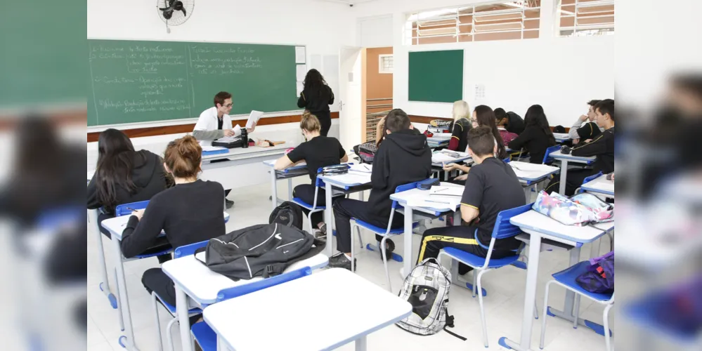 Esse sistema é o conjunto de avaliações em larga escala aplicado a cada dois anos na rede pública e em uma amostra da rede privada.