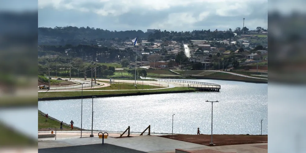 Não apenas o asfalto, calçadas, espaços para jardins e as rampas de acessibilidade na frente de casa. Os projetos de urbanização levam à população muito mais do que obras. 