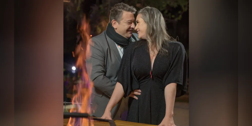 BRINDE A VIDA -  O advogado e empresário Sergio Zadorosny Filho recebeu as felicitações pela troca de idade na última segunda-feira (21). No registro especial, Sergio e sua namorada Paula Campagnoli. Da coluna RC os votos de felicidades e realizações