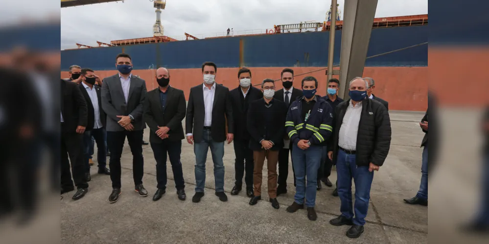 A ampliação do cais de atracação permite que o Porto de Paranaguá receba navios maiores,