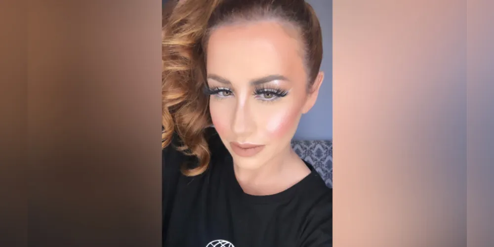 BRINDE A VIDA-  A badalada digital influencer Leandra Mello Pessoa Schneider receberá as felicitações pela troca de idade no próximo sábado (26). Mell como é conhecida, já ultrapassa os 200 mil seguidores no instagram e tem feito um brilhante trabalho de fomento ao comércio local. Da coluna RC os votos de felicidades e sucesso