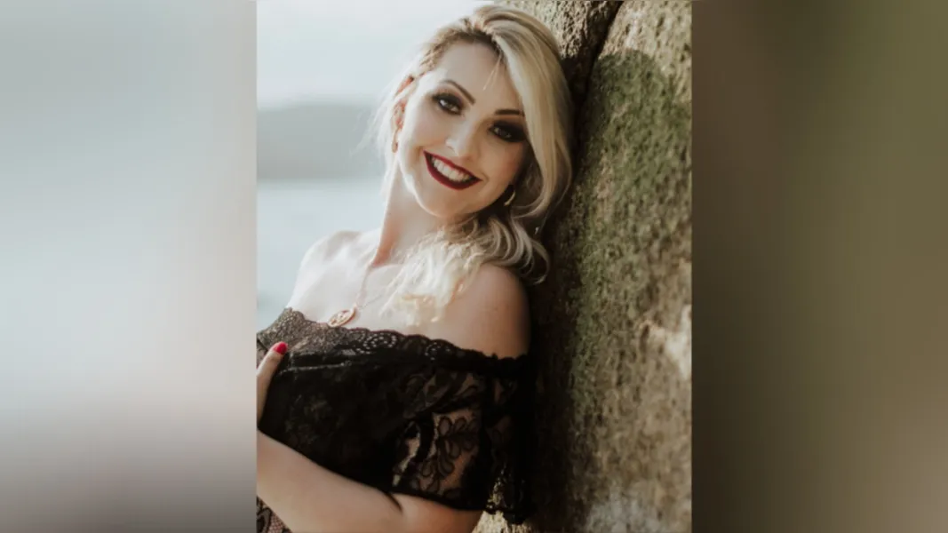 FELICITAÇÕES - A advogada Cynthia Blajieski de Sá Spósito será muito cumprimentada pela passagem de seu aniversário nesta quarta-feira (7).  Cynthia é formada há mais de 10 anos pela UEPG - especialista em direito e processo do trabalho, sócia e diretora da área trabalhista do escritório João Paulo Nascimento e Advogados Associados. Cynthia ao lado do seu marido Vinicius Spósito curte a maternidade ao lado as filhas Gia e Maya. Da coluna RC os votos de felicidades e sucesso