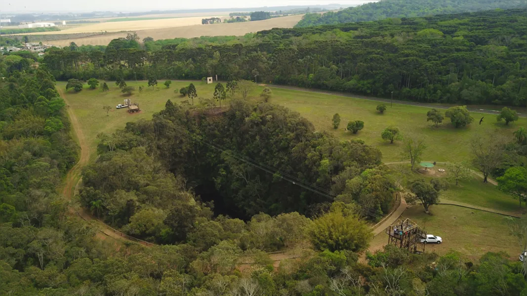 Tirolesa atravessa Furna 2 de uma ponta a outra, proporcionando uma experiência única