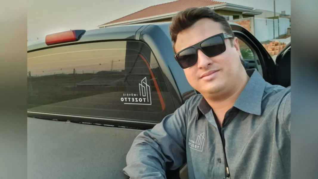 NOVO CICLO - O advogado José Vilmar Tozetto Junior será muito cumprimentado pela passagem de seu aniversário no próximo sábado (21). No registro, o aniversariante com sua filha a pequena Livia.  Da coluna RC os votos de prosperidade e alegrias