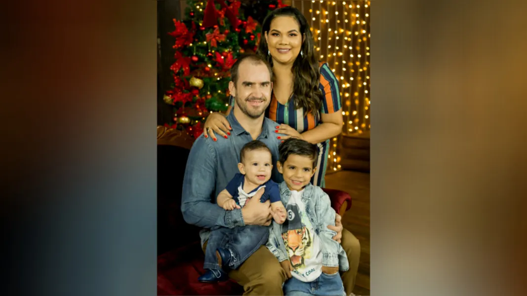 FELICITAÇÕES – Samaé Nobre A. Wagner receberá as felicitações pela passagem de seu aniversário nesta sexta-feira (20). No registro Samaé, com seu marido Rafael Wagner e seus filhos Benicio Nobre Wagner e Vicente Nobre Wagner. Da coluna RC os votos de alegrias e sucesso