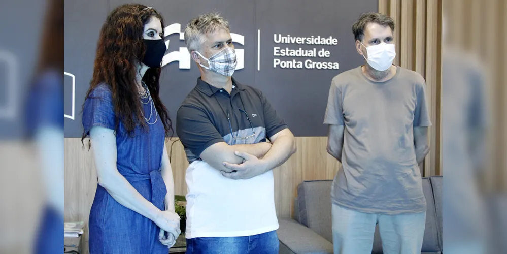 Parceria foi realizada para a publicação do livro 'Crônicas dos Campos Gerais'
