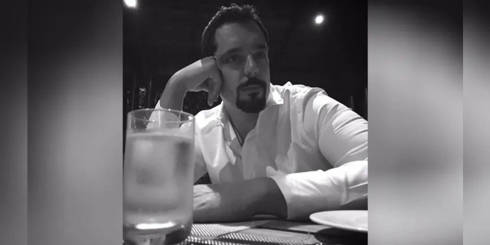 BRINDE A VIDA- O engenheiro mecânico Frederico Justus foi muito cumprimentado na última segunda-feira (5), pela troca de idade. Frederico que atualmente reside em Dubai, é Presidente Regional da Weatherford, uma das maiores empresas internacionais de petróleo e de serviços de gás natural. Da coluna RC os votos de alegrias e sucesso