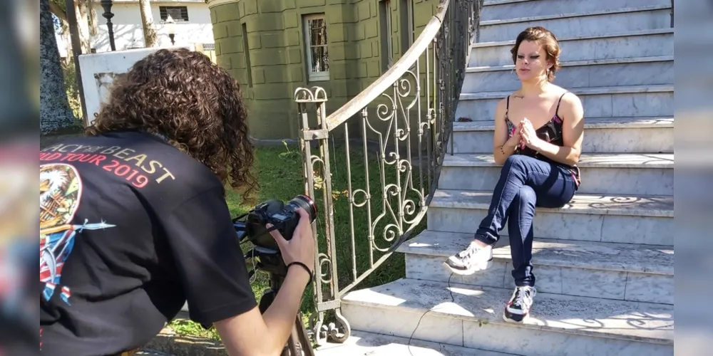  A atriz Colombina Augusta, pertencente ao Grupo de Teatro Cidade de Ponta Grossa e fez as gravações sobre a Mansão Vila Hilda