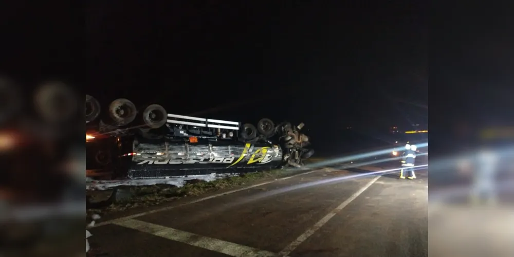 Caminhão foi retirado da rodovia às 23h30, mas fluxo só foi normalizado às 3h30