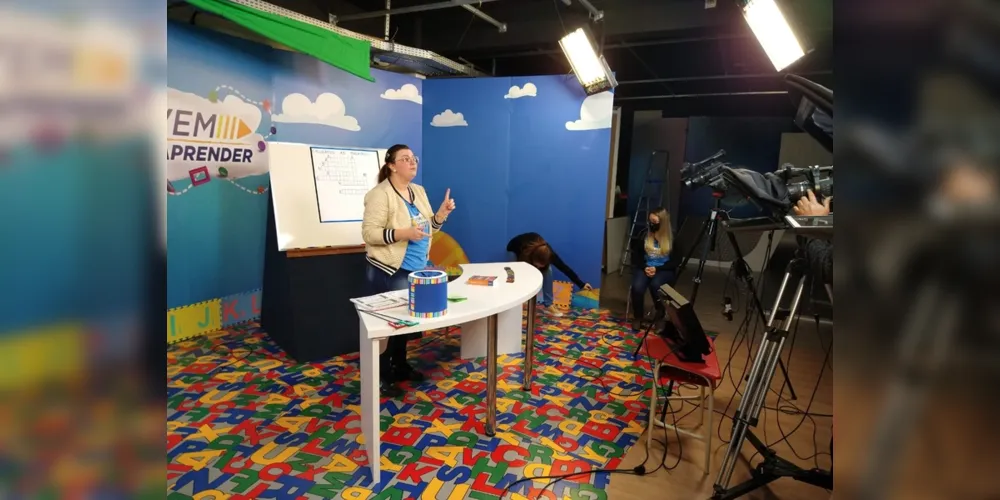 A força-tarefa envolve cerca de 200 professores que participam diretamente da pesquisa, produção de atividades, planejamento e gravação das aulas. 