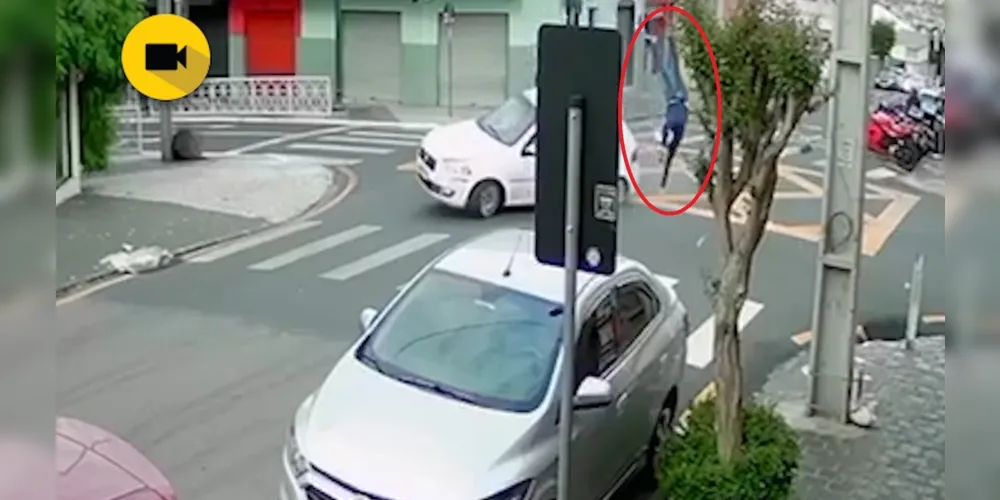 Imagem ilustrativa da imagem Em PG, motociclista 'voa' sobre carro em grave acidente