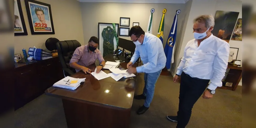 O carrossel do Lago de Olarias será inaugurado já neste sábado (21) e seguirá instalado até o dia 20 de janeiro.