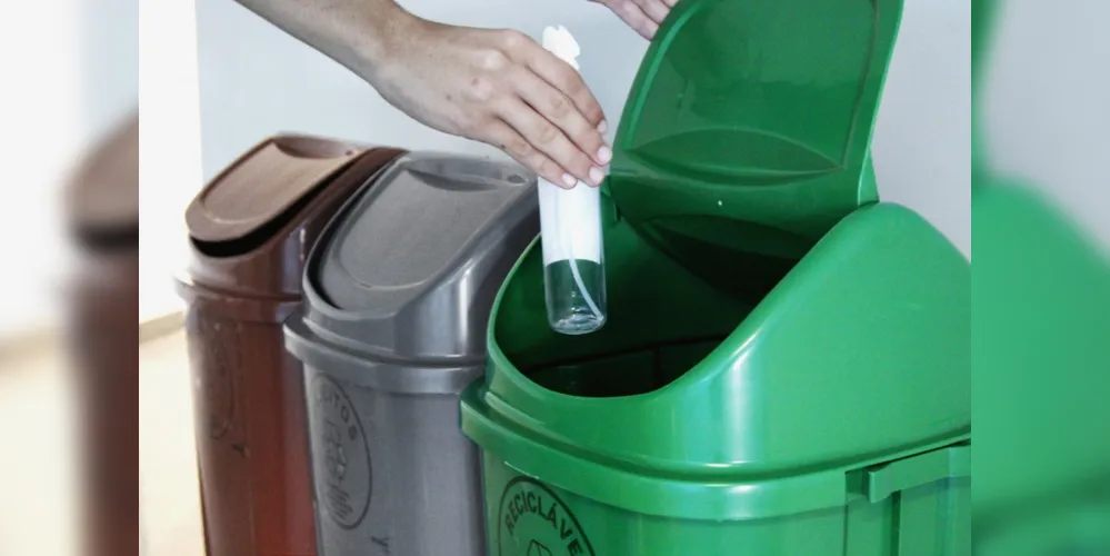 Cada kit é composto por 3 lixeiras, nas cores verde, marrom e cinza.